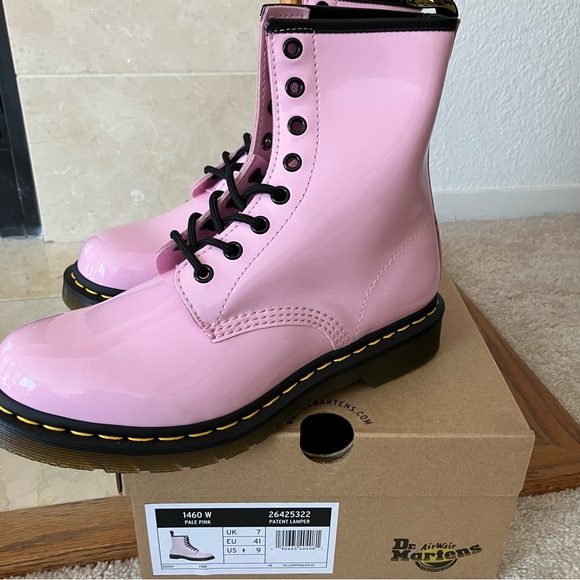 DR MARTENS 1460 W Patent Leather Lace Up Boots in Pale Pink Women's 9 NIB - Picture 9 of 16